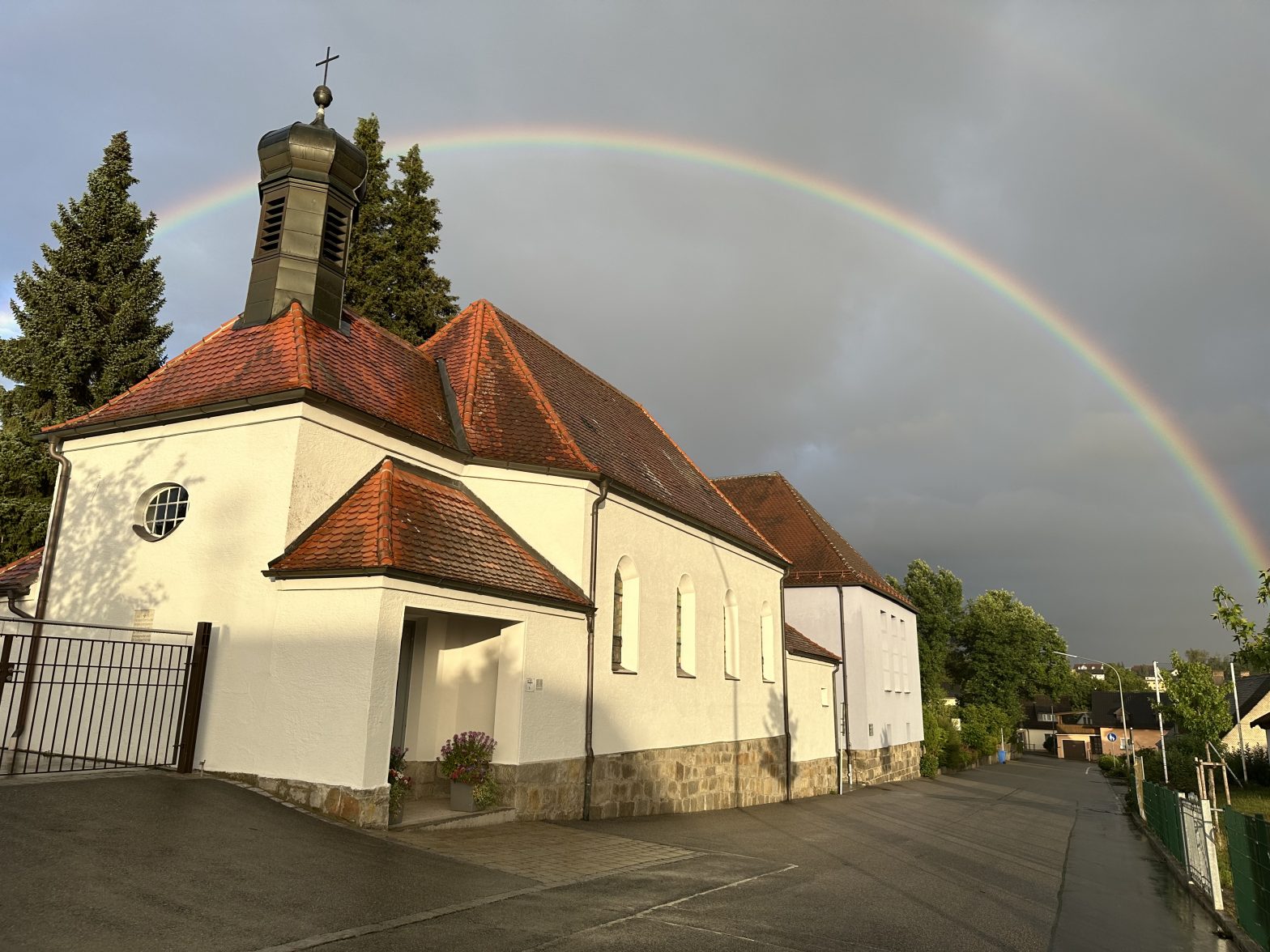 Putzfeen in der Friedhofskapelle