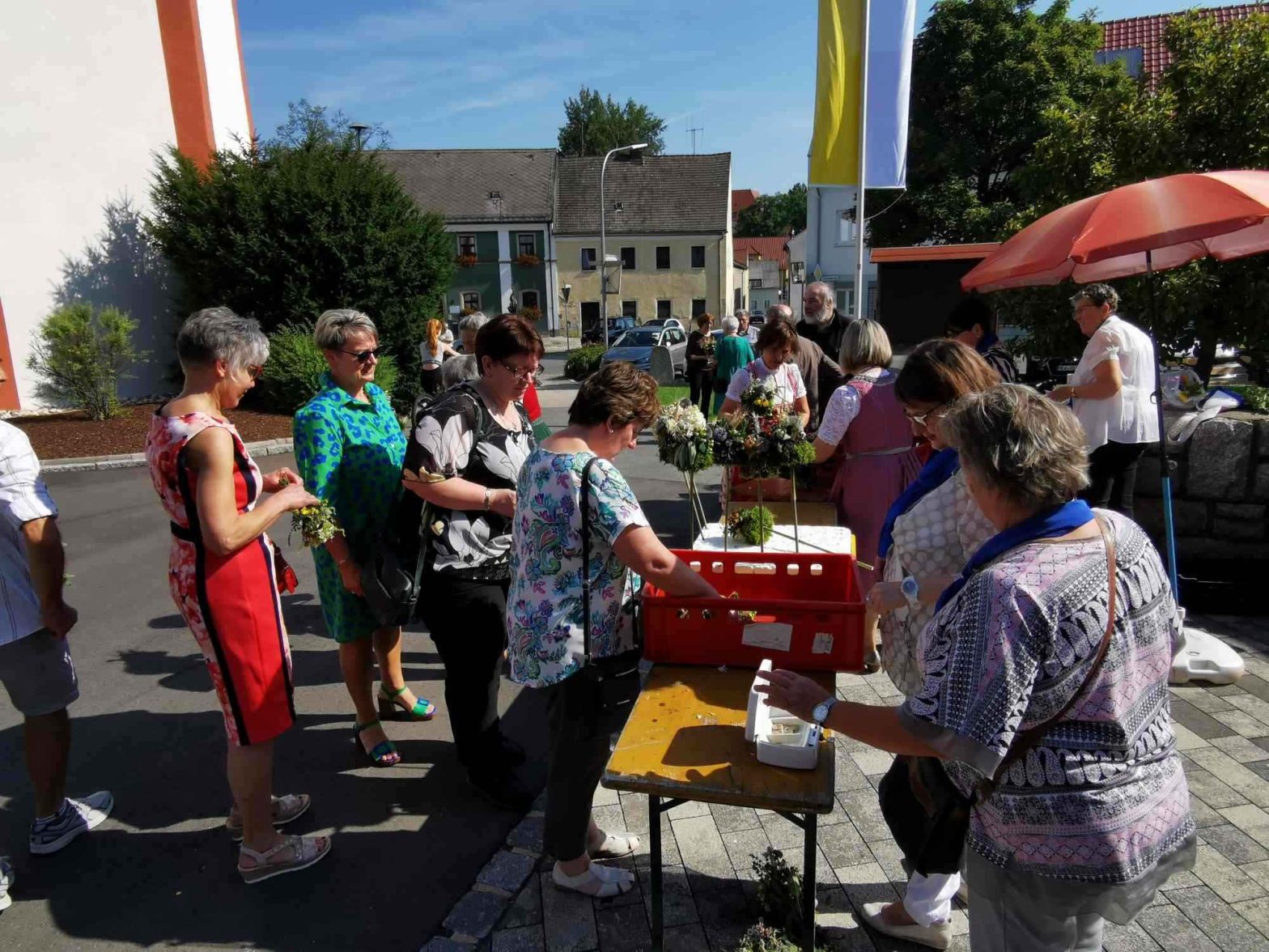 Kräuterbüschel für die Bevölkerung