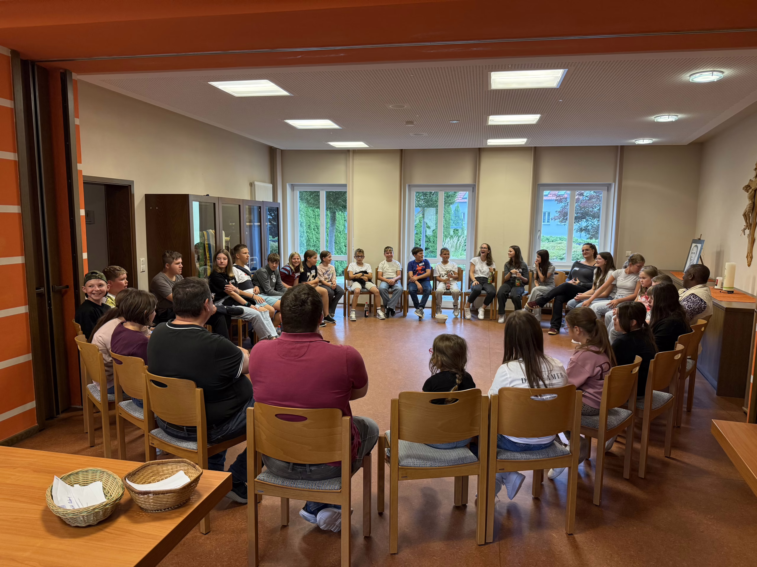 Ministranten-Gruppenstunde mit Pfarrer Klösel und Gemeindereferent Benedikt Eckert