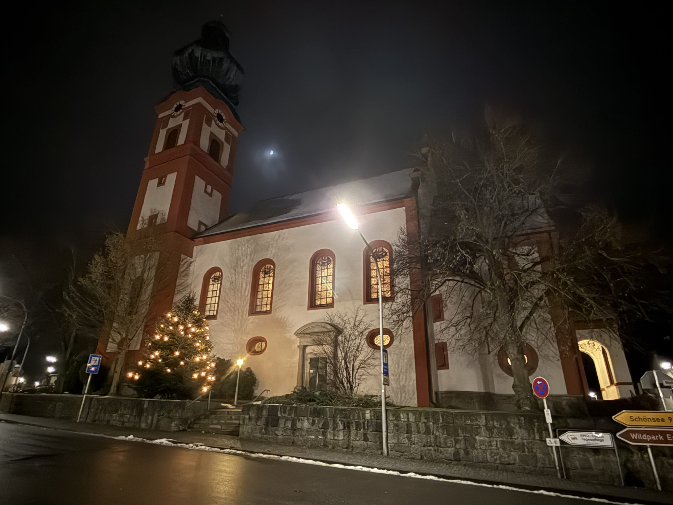 Rückkehr eines Brauchs: Christbaum schmückt wieder unsere Kirche Mariä Himmelfahrt