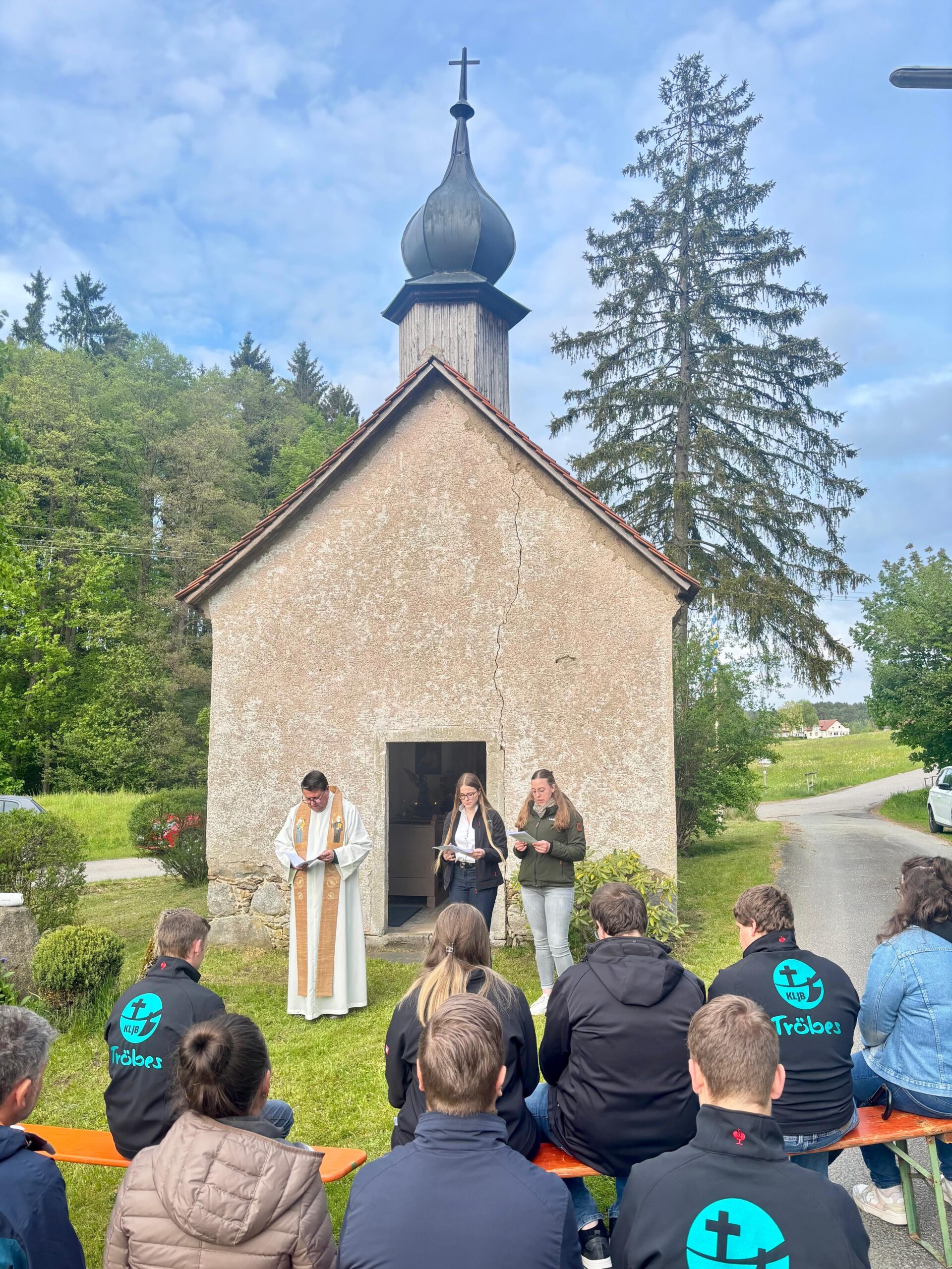 Maiandacht der KLJB Tröbes an der Kapelle in Waltenrieth